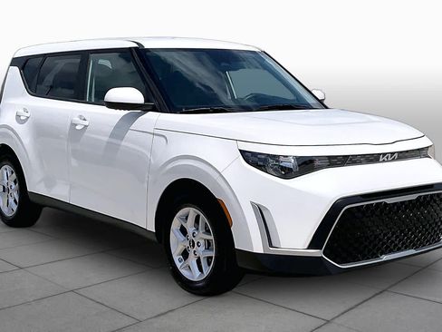 Used 2023 Kia Soul LX w/ LX Technology Package FWD image 3
