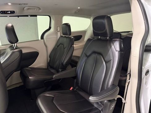 Used 2023 Chrysler Pacifica Touring-L image 23