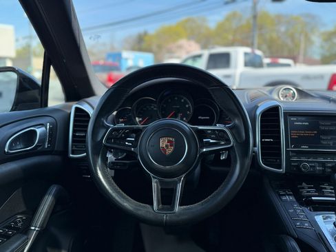 Used 2016 Porsche Cayenne image 18