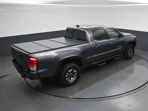Used 2017 Toyota Tacoma TRD Off-Road w/ Premium & Technology Package AWD/4WD image 62