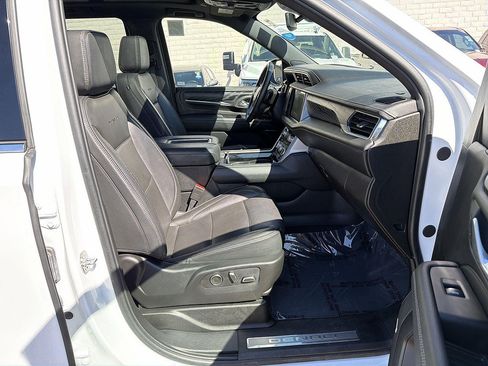 Used 2024 GMC Yukon Denali RWD image 28