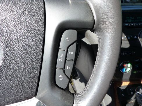 Used 2011 Buick Enclave CXL FWD image 25