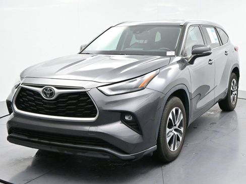 Used 2022 Toyota Highlander XLE FWD image 3
