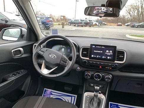 Used 2025 Hyundai Venue SEL image 22