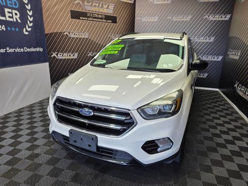 Used 2017 Ford Escape SE w/ SE Sport Appearance Package image 3