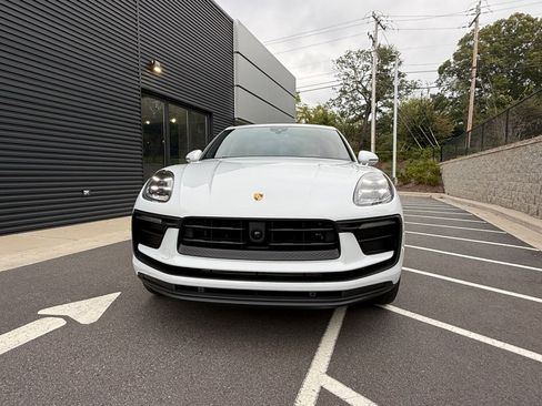 Certified 2025 Porsche Macan image 8