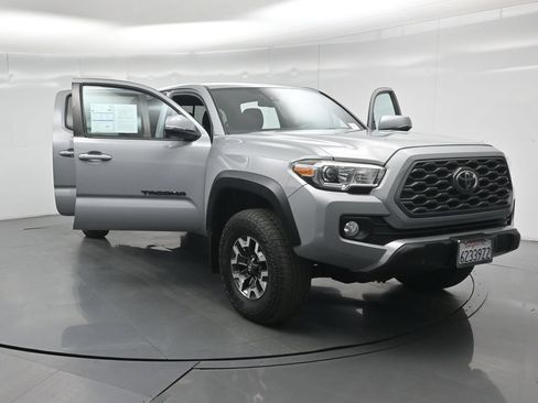 Used 2020 Toyota Tacoma TRD Off-Road w/ Technology Package AWD/4WD image 31