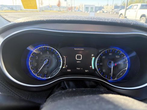 Used 2018 Chrysler Pacifica Limited w/ Tire & Wheel Group image 11