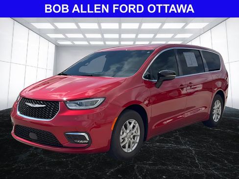 Used 2025 Chrysler Pacifica Select FWD image 2