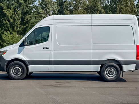 Used 2025 Mercedes-Benz Sprinter 2500 image 8