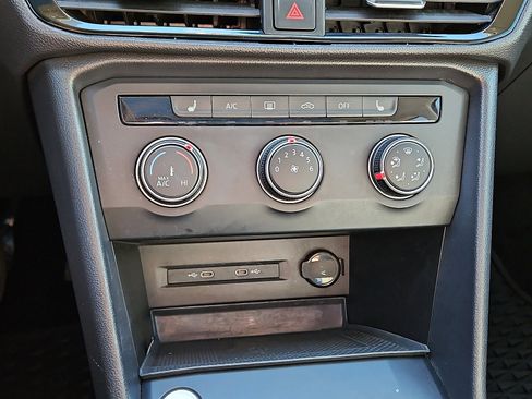 Certified 2022 Volkswagen Taos SE w/ Panoramic Sunroof Package image 14