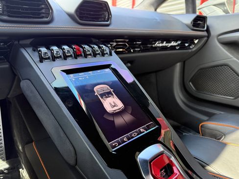 Used 2021 Lamborghini Huracan EVO image 22
