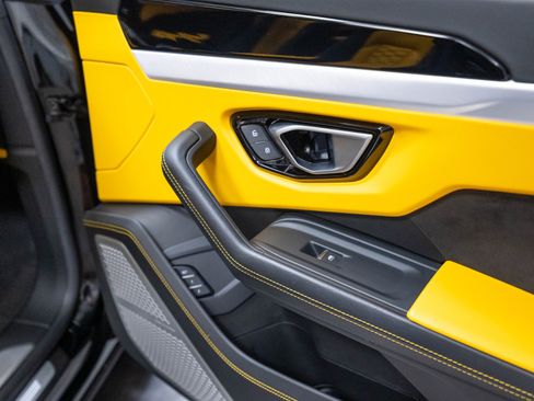 Used 2019 Lamborghini Urus AWD/4WD image 39