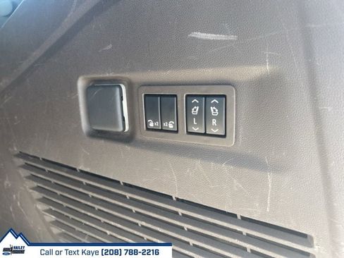 Used 2022 GMC Yukon XL SLT w/ SLT Premium Package image 12