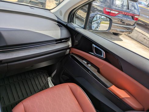 Used 2023 Kia Carnival SX FWD image 15