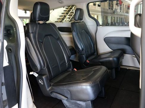 Used 2022 Chrysler Pacifica Touring-L FWD image 46