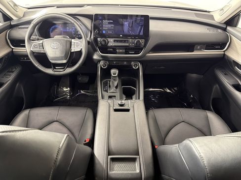 Used 2025 Toyota Grand Highlander AWD image 17
