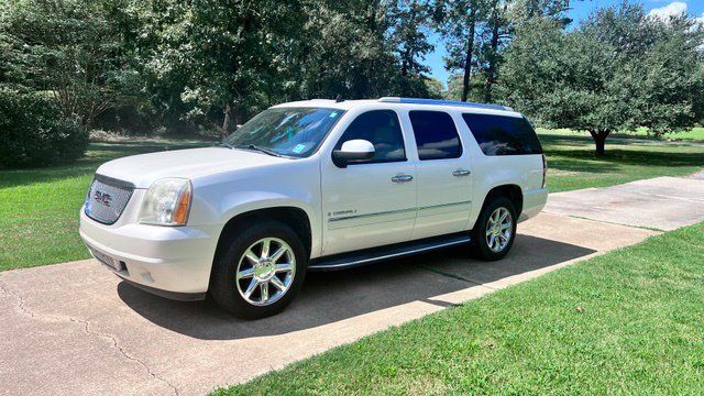 Used 2009 GMC Yukon XL Denali RWD image 1
