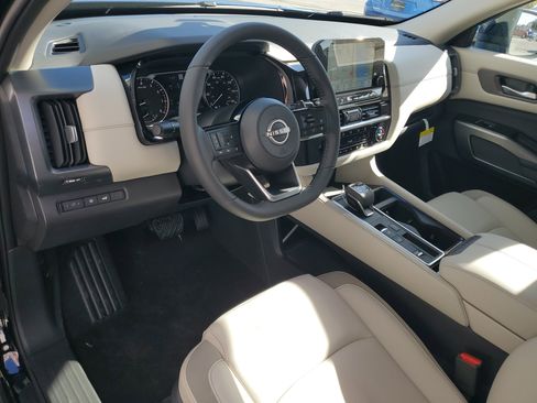 New 2025 Nissan Pathfinder SL w/ Black Appearance Package image 13