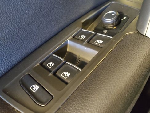 Used 2020 Volkswagen Tiguan SE image 27