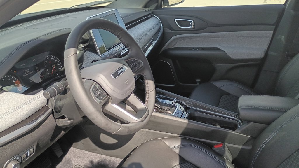 Used 2025 Jeep Compass Latitude AWD/4WD image 18