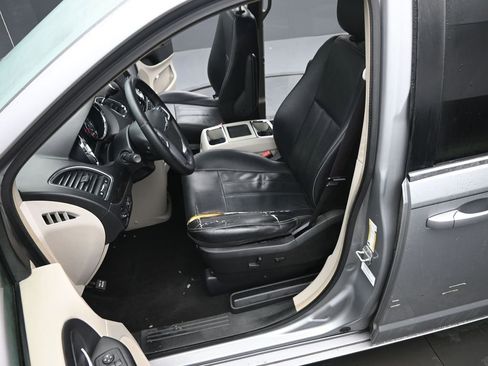 Used 2013 Chrysler Town & Country Touring image 11