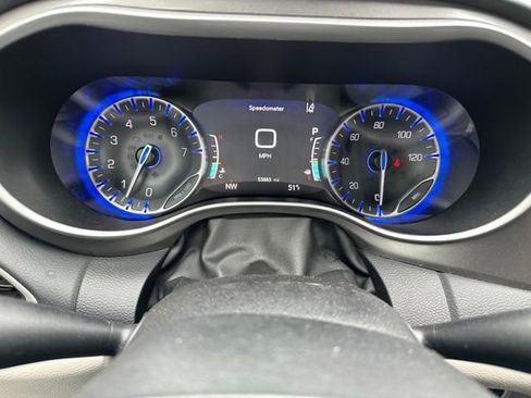 Used 2023 Chrysler Pacifica Touring-L FWD image 18