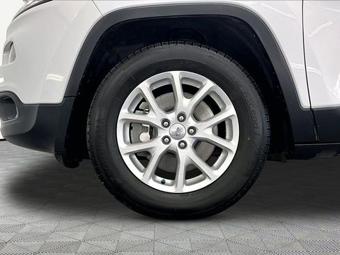 Used 2018 Jeep Cherokee Latitude Plus w/ Cold Weather Group AWD/4WD image 9