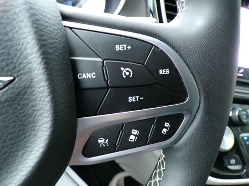 Used 2022 Chrysler Pacifica Touring-L FWD image 29