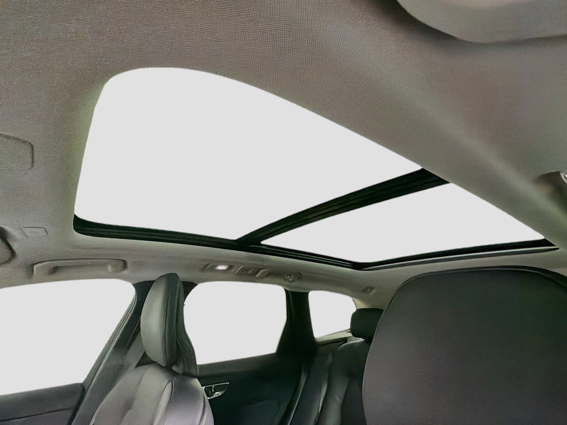 Certified 2024 Volvo XC60 B5 Plus AWD/4WD image 22