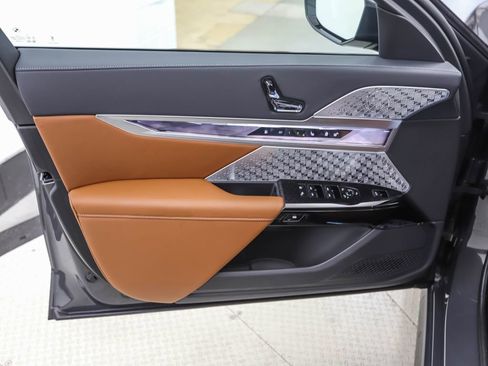 Used 2026 BMW 750e xDrive image 7