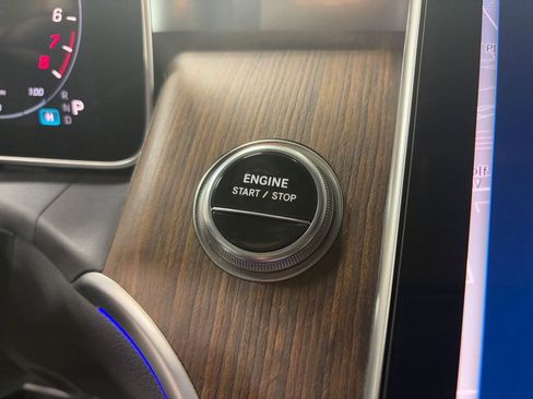 Certified 2025 Mercedes-Benz GLC 350e GLC 350e w/ AMG Line image 16