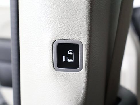 Used 2023 Chrysler Pacifica Touring-L image 54