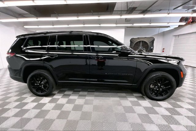 Used 2025 Jeep Grand Cherokee L Altitude AWD/4WD image 15