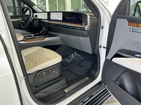 Used 2025 Cadillac Escalade Sport Platinum AWD/4WD image 36