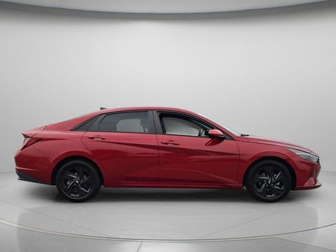 Used 2022 Hyundai Elantra SEL w/ Convenience Package FWD image 9