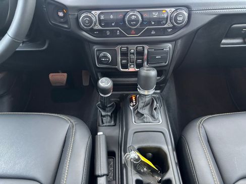 Used 2025 Jeep Gladiator Sport image 21