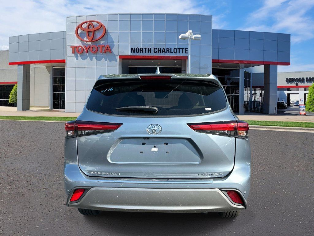Used 2022 Toyota Highlander Platinum FWD image 7