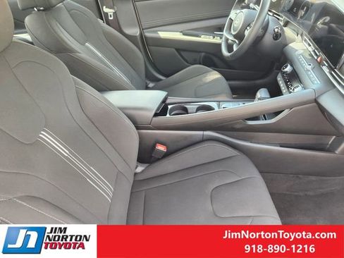 Used 2025 Hyundai Elantra SEL FWD image 14