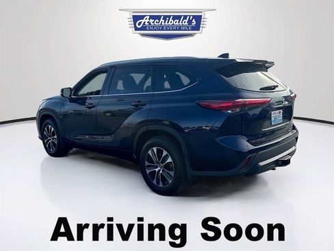 Used 2022 Toyota Highlander XLE AWD/4WD image 3