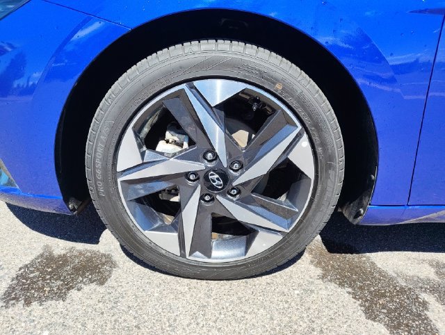 Used 2023 Hyundai Elantra Limited w/ Preferred Accessory Package FWD image 9