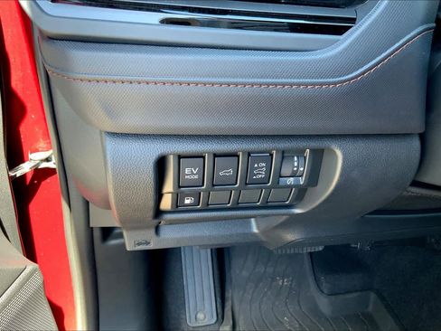 Used 2025 Subaru Forester Touring AWD/4WD image 32