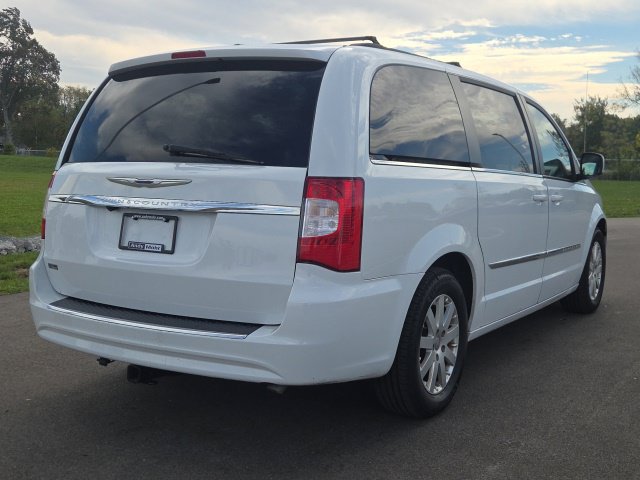 Used 2016 Chrysler Town & Country Touring FWD image 7