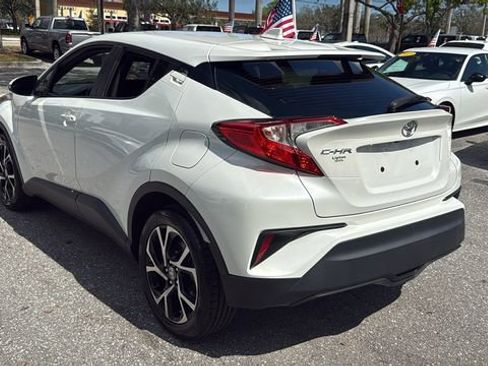 Used 2021 Toyota C-HR XLE image 5