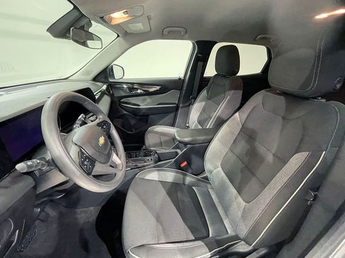 Used 2024 Chevrolet TrailBlazer LT w/ Driver Confidence Package FWD image 3