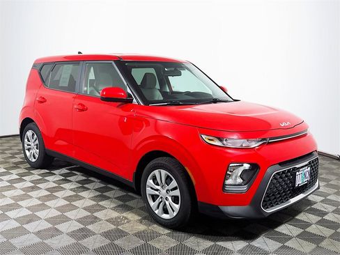 Used 2022 Kia Soul LX image 1