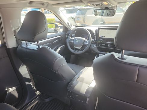 Used 2024 Toyota Highlander Limited AWD/4WD image 13