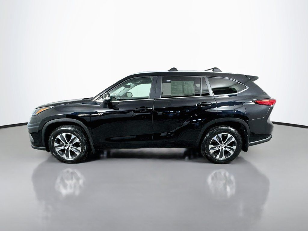 Used 2023 Toyota Highlander XLE AWD/4WD image 5