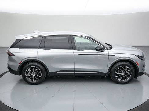 Used 2025 Lincoln Nautilus Premier AWD/4WD image 4