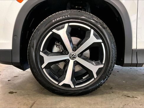 Certified 2025 Volkswagen Tiguan SE image 11